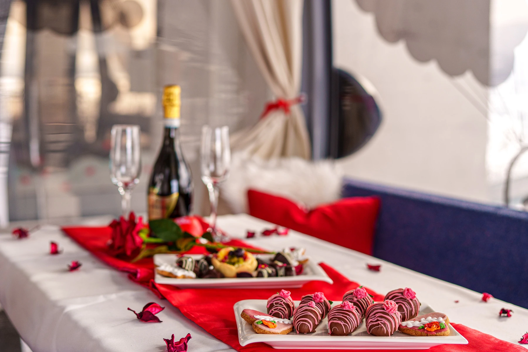 Čoko jagode, slatkiši i šampanjac u romantičnoj kabini Gold Gondole Zlatibor