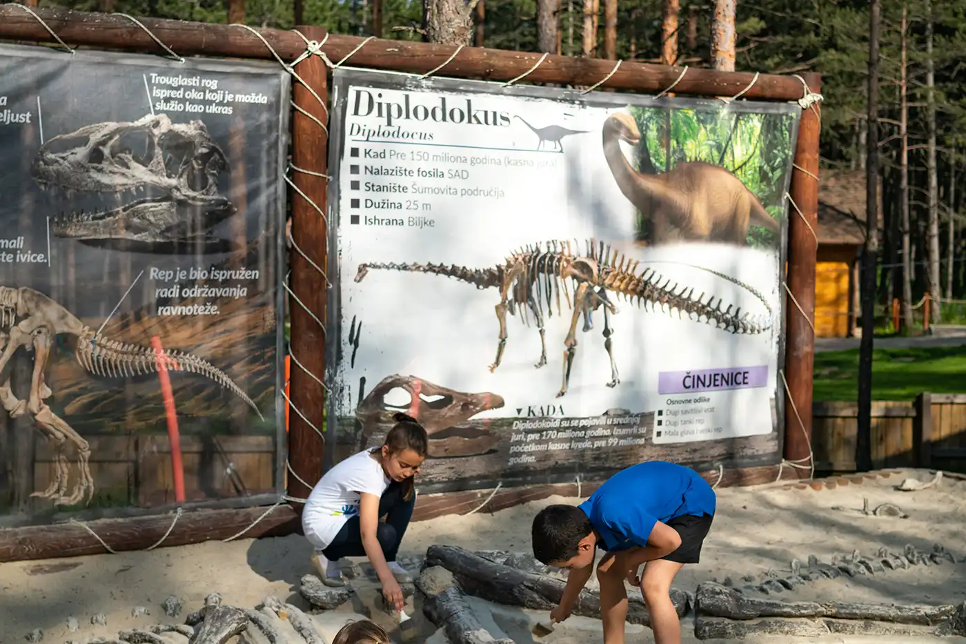 Interpretacijska tabla Dino Parka na Zlatiboru