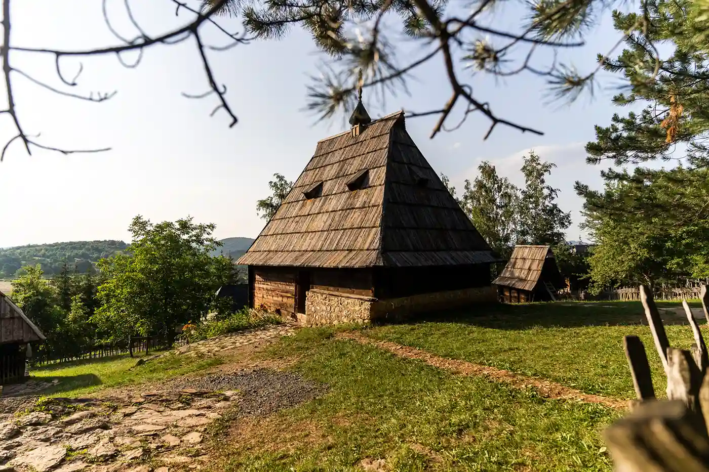 Pogled na brvnaru u muzeju Staro selo Sirogojno