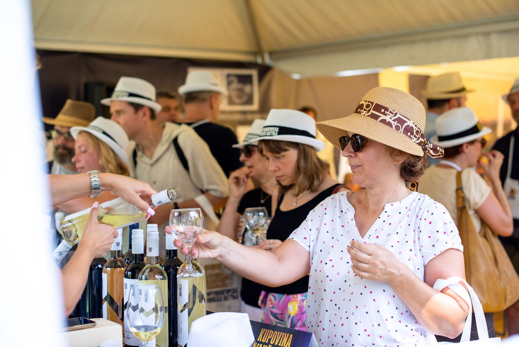 Učesnici fruškogorske vinske šetnje degustiraju belo vino